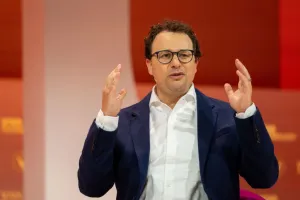 Anthropic CEO'su Dario Amodei'den Açık Ağırlıklı Modeller Açıklaması: Çin Yapay Zekasından Korkuyorum Ama Yasaklanmasına Karşıyım
