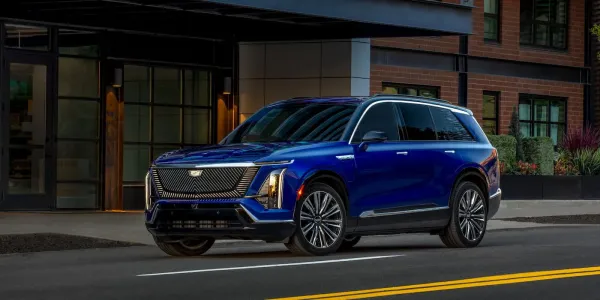 GM, Cadillac Vistiq SUV'lerin Sevkiyatını Durdurdu ve 15.000 Adet Aracın Geri Çağrılmasını Sağladı