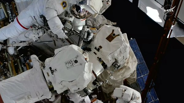 Kanada Günü'ne Tam Zamanında: Uzay Yürüyen Astronotlar Uzay İstasyonunun Dev Canadarm2'sini Onardı
