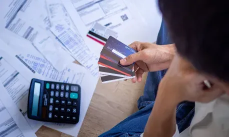 Kredi Kartı Gecikmeleri Artıyor: Tüketiciler Krediye Daha Fazla Yöneliyor