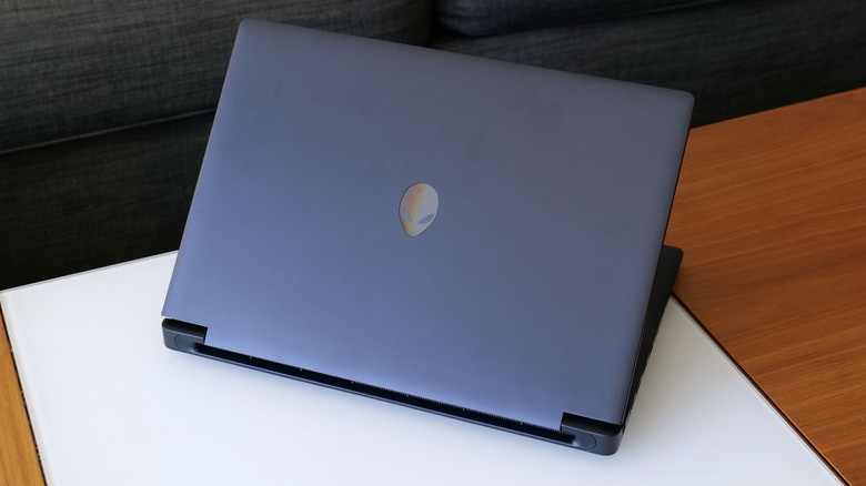 Alienware 15, plastik kasa etrafında şekillenen oldukça sade bir tasarıma sahip