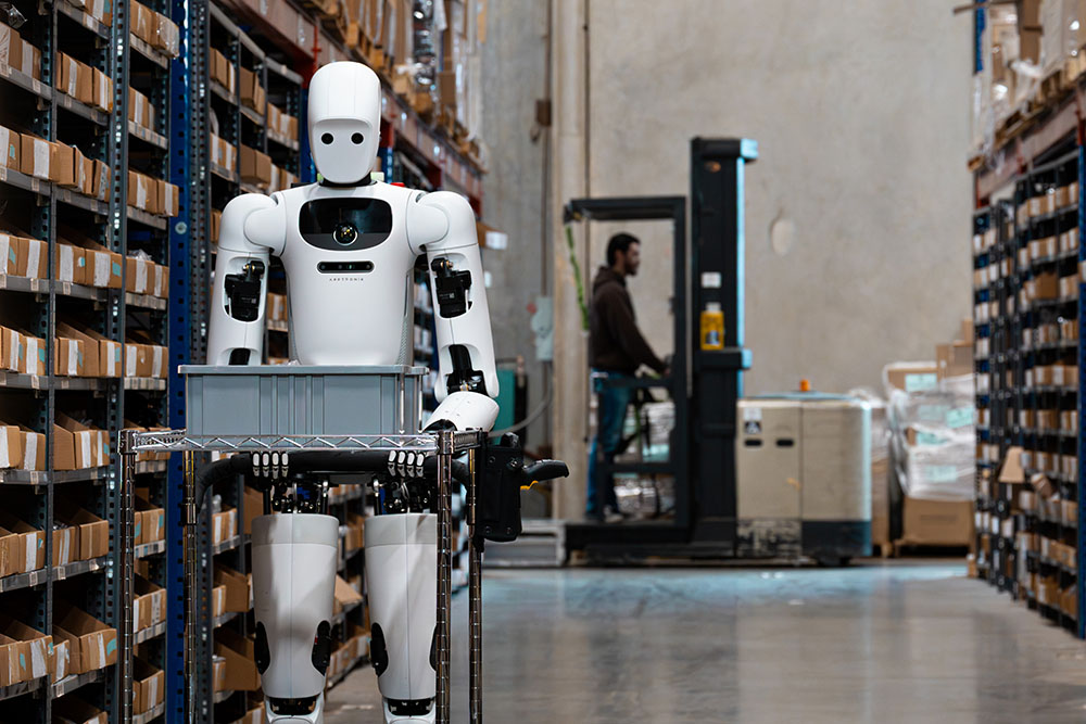 Apptronik Apollo robotu kutu taşıyor.