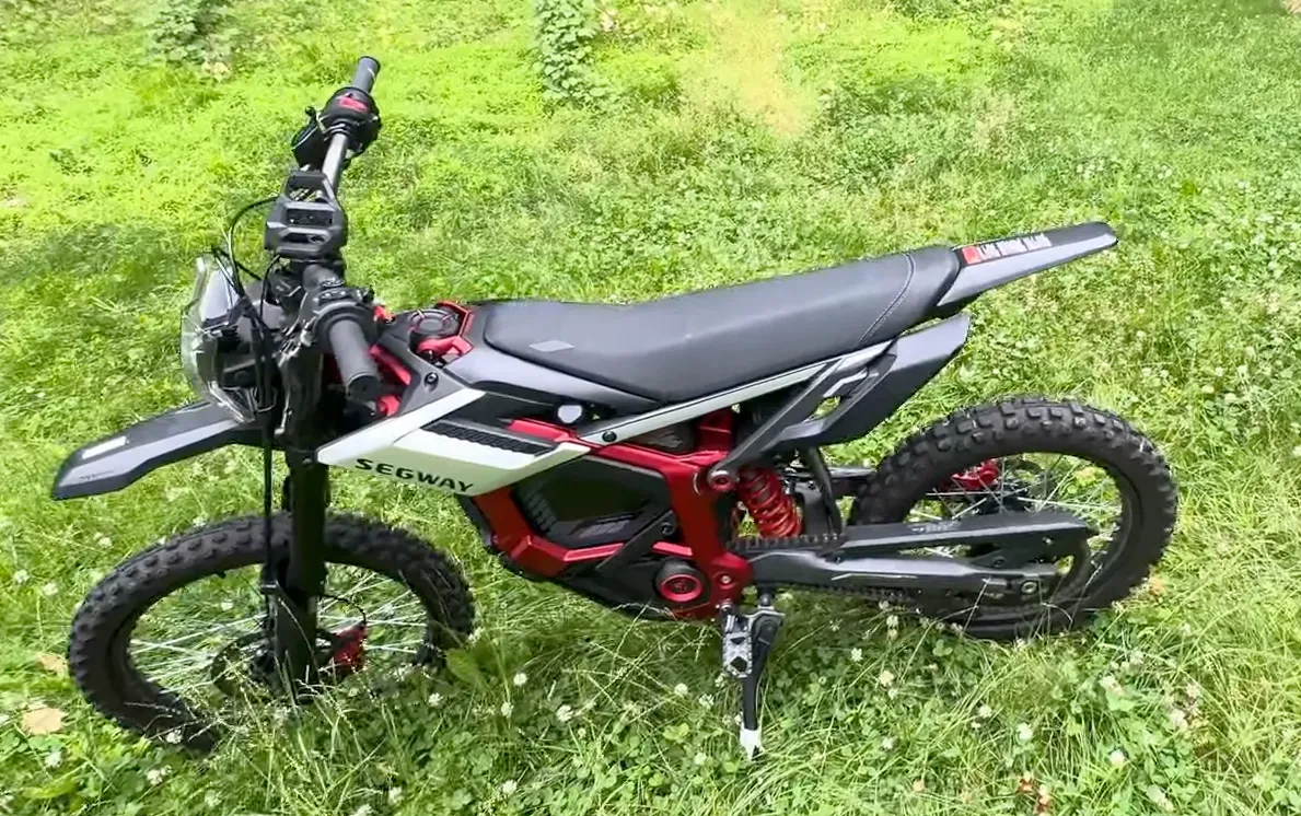 Segway Xaber İncelemesi: AVM Güvenlik Aracı Üreticisi, Sur Ron'dan Daha Ucuz ve Daha İyi Bir Motosiklet Yaptı