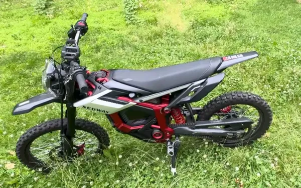 Segway Xaber İncelemesi: AVM Güvenlik Aracı Üreticisi, Sur Ron'dan Daha Ucuz ve Daha İyi Bir Motosiklet Yaptı