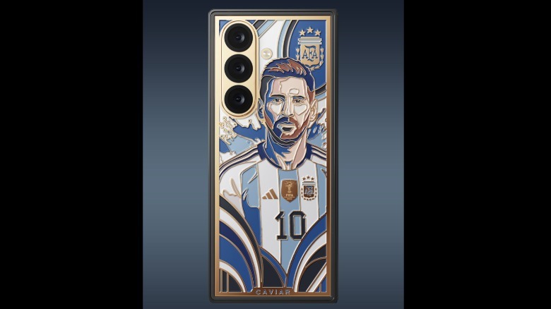 Lionel Messi Galaxy Z Fold 8 Ultra'nın yakından görünümü.