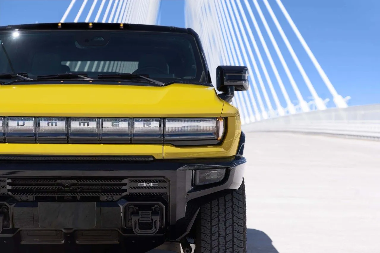 GMC HUMMER EV ICON | 25 front grille in yellow