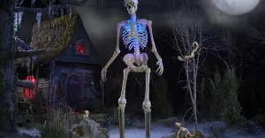 Home Depot'un Viral 12 Metrelik İskeleti Artık Konuşuyor