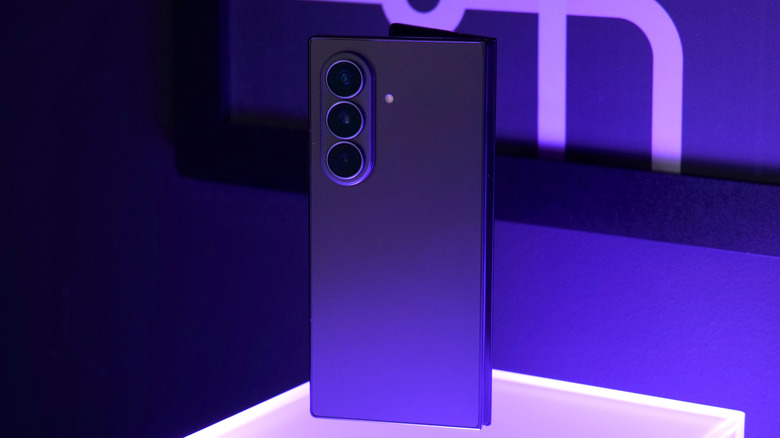 Samsung Galaxy Z Fold 8 Ultra bir stand üzerinde