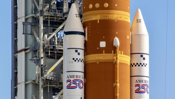 Roketlerin Kızıl Parıltısı: NASA'nın Artemis 2 Ay Görevi ABD'nin 250. Yaşını Kutladı