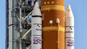 Roketlerin Kızıl Parıltısı: NASA'nın Artemis 2 Ay Görevi ABD'nin 250. Yaşını Kutladı