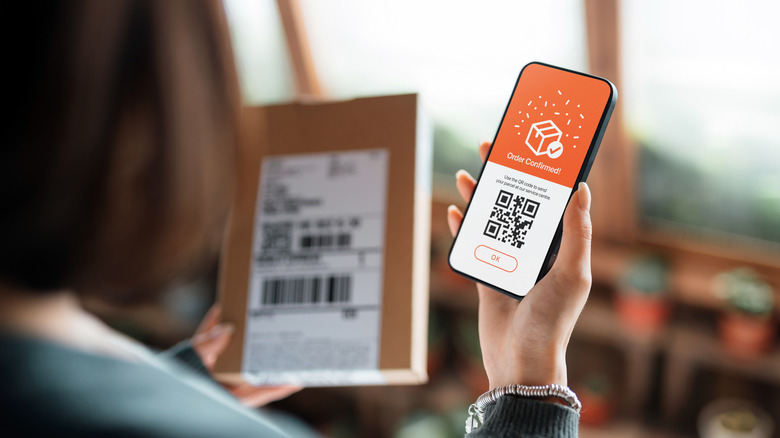 Modern bir akıllı telefonda çevrimiçi alışveriş için QR kodu