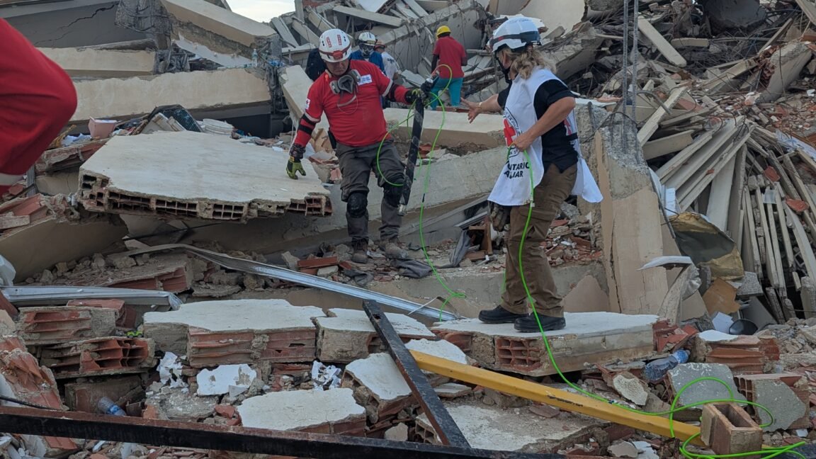 Venezuela Depreminde Enkaz Altındakileri Aramak İçin Robot Yılanlar Kullanıldı