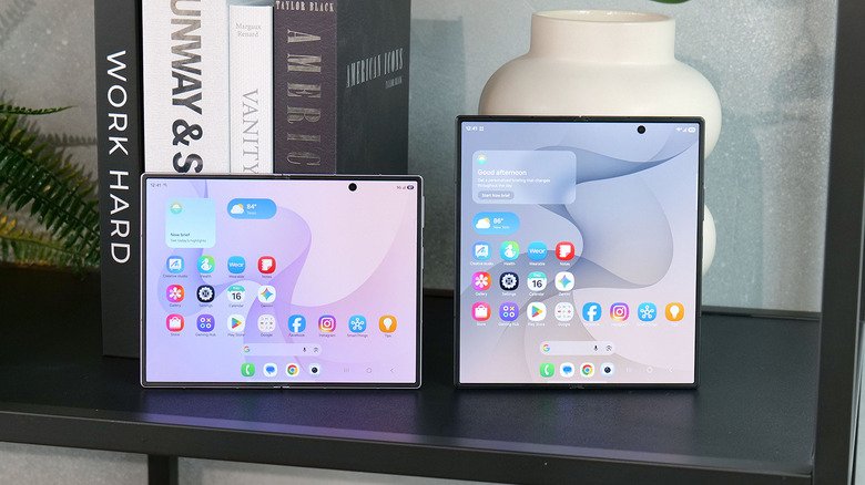 Samsung Galaxy Z Fold 8 ve Z Fold 8 Ultra bir masada kitaplar ve vazo ile birlikte