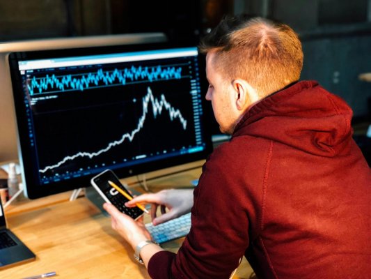 Bitcoin 65.000 Dolarda Dengelendi: 800 Milyar Dolarlık Yapay Zeka Satış Dalgası Kriptoyu Etkilemedi