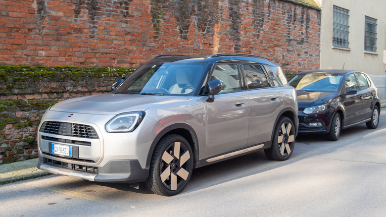Gri Mini Countryman SE ALL4 tuğla duvar önünde