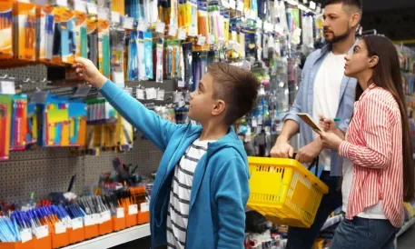 Walmart ve Amazon Okul Alışverişine Odaklanırken Perakende Satışlar Dirençli
