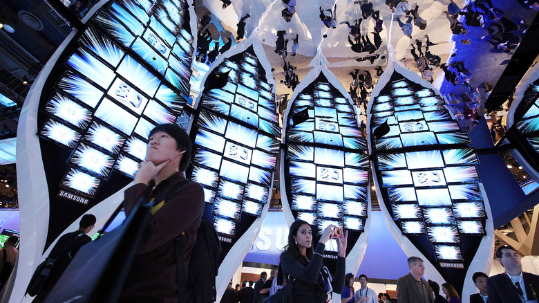 2012'de CES katılımcıları Samsung'un 3D TV'lerini inceliyor.