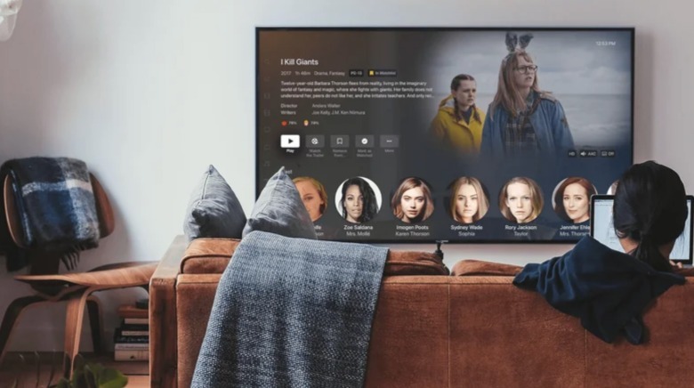 Bir kadın televizyonda Plex izliyor.