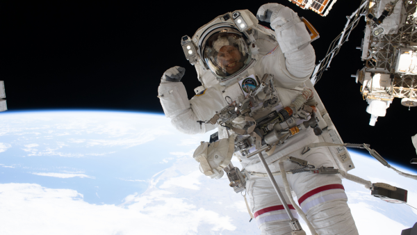 Günün Uzay Fotoğrafı: Astronot, Uzay Yürüyüşünde Kaslarını Esnetti