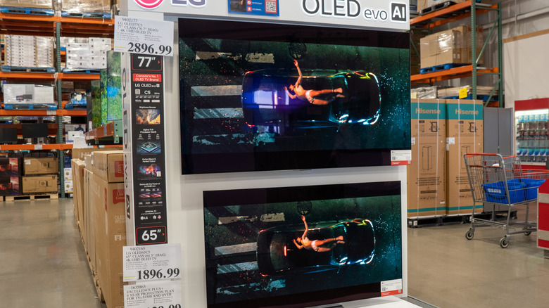 LG OLED evo AI TV'lerin sergilendiği bir mağaza. Bir tanesi 2.896,99 dolarlık 77 inçlik bir ekran.