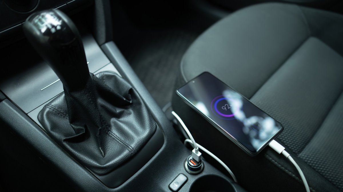 Arabada Telefon Şarj Etmek Yakıt Tüketimini Artırır mı?