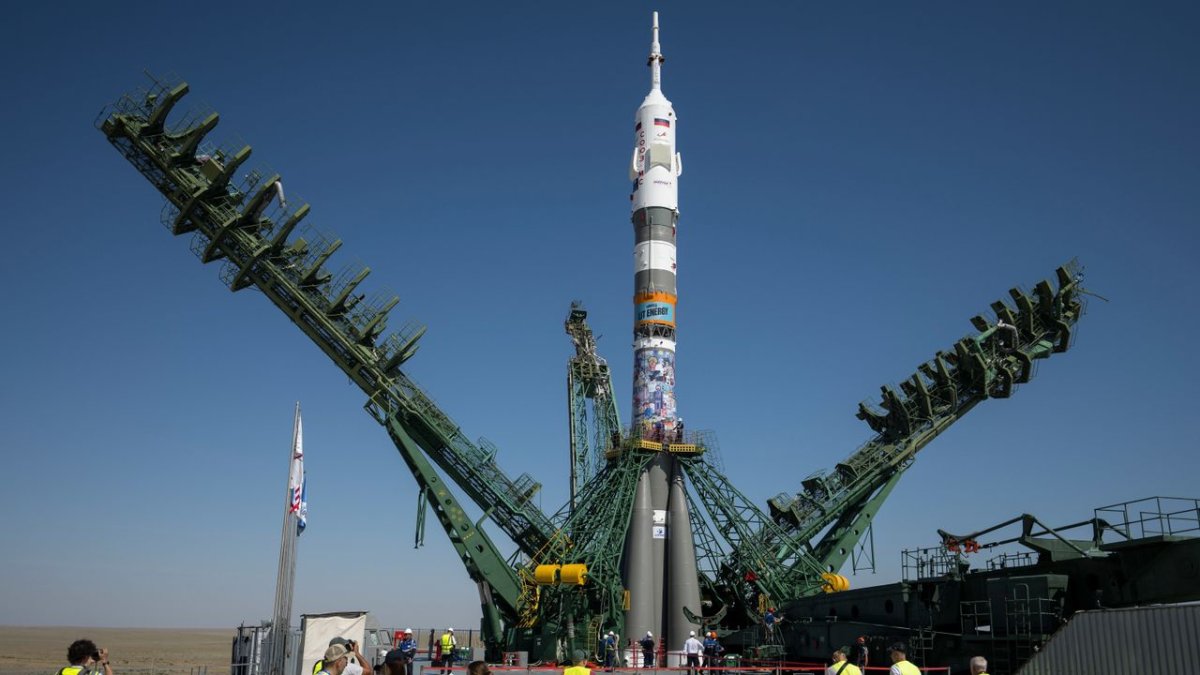 Astronotlar, üzerinde enerji içeceği reklamı bulunan bir Soyuz roketiyle fırlatıldı: Rus geleneği devam ediyor
