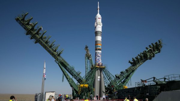 Astronotlar, üzerinde enerji içeceği reklamı bulunan bir Soyuz roketiyle fırlatıldı: Rus geleneği devam ediyor