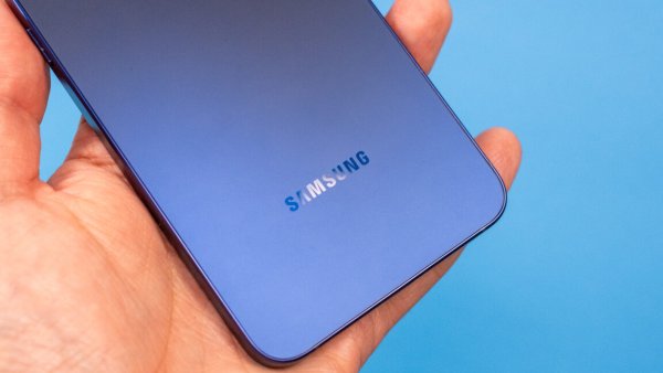 Apple ve Samsung, bellek krizi akıllı telefon sevkiyatlarını tarihi düşük seviyelere iterken kazançlı çıktı