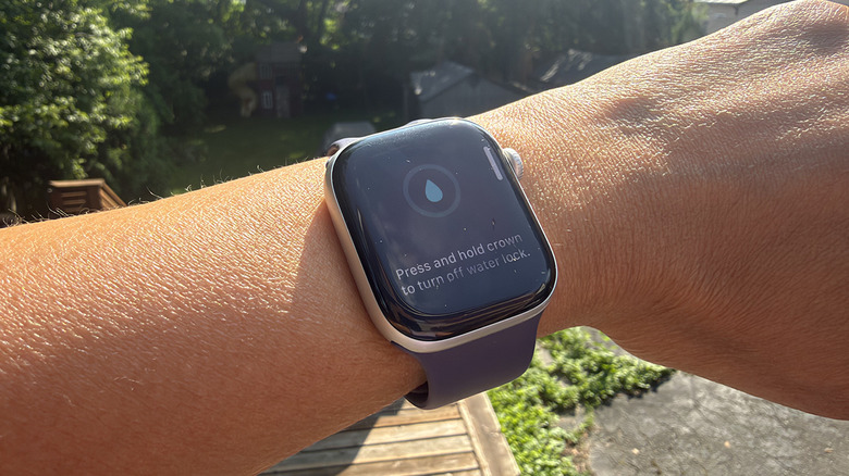 Su kilidi özelliği açık olan Apple Watch'u gösteren bir bilek.
