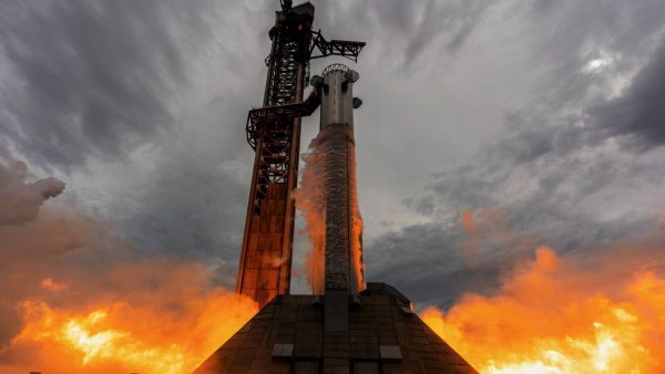 SpaceX, Starship'in 13. Uçuşu Öncesinde Super Heavy Güçlendiricisindeki 33 Motoru Ateşledi
