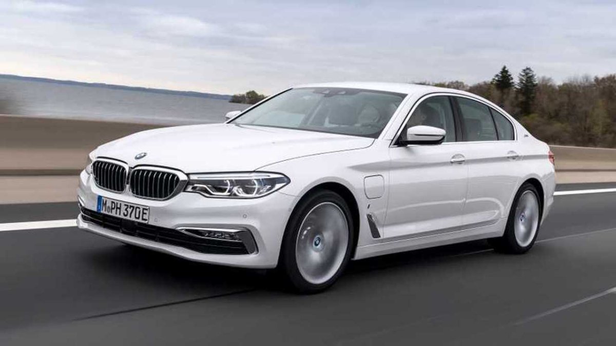 BMW 30.000 Adet PHEV Aracını Geri Çağırıyor, Sahiplerine Dışarı Park Etme Tavsiyesinde Bulunuyor