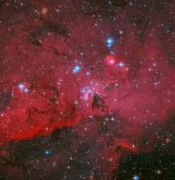 Hubble'dan Kızıl Bulut ve Yıldızlar