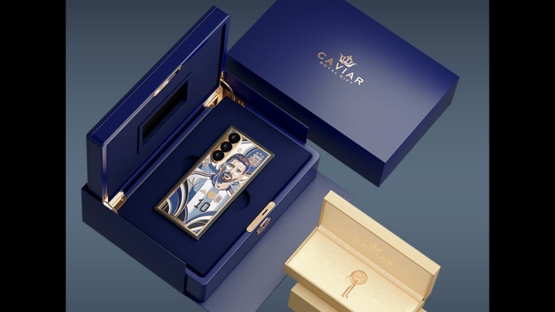 Caviar'ın Lionel Messi Galaxy Z Fold 8 Ultra için özel kutusu.