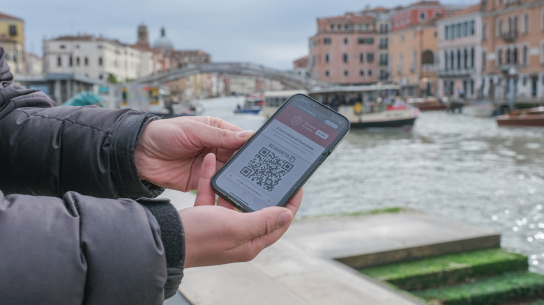 Venedik, İtalya'da bir telefondaki QR kodu