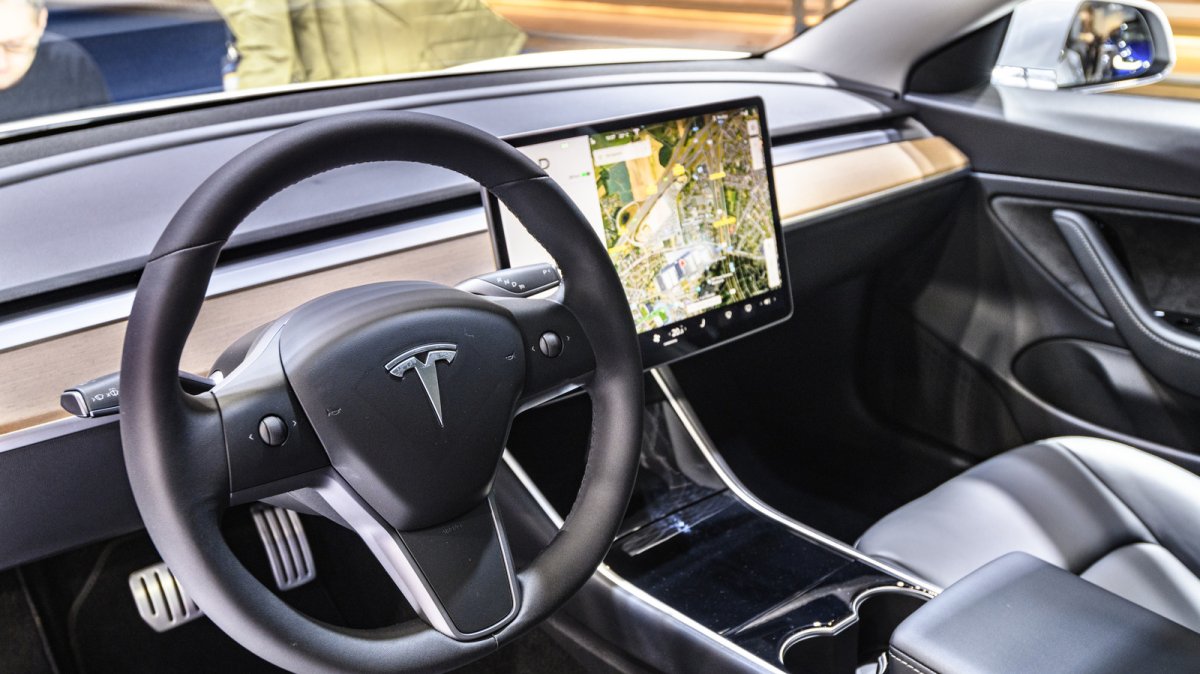 Tesla Sürücüsü, Teksas'ta Eve Çarparak Kadını Öldürdüğü İçin Adam Öldürmeyle Suçlanıyor