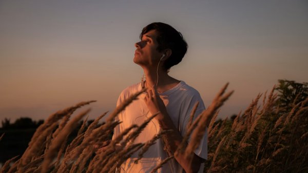 İnsanlar Neden Kablosuz Kulaklıkları Bırakıyor ve Kablolu Kulaklıklar Gerçekten Geri mi Dönüyor?