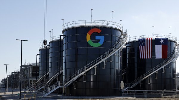 Google, Veri Merkezi Emisyonlarını Dengelemek İçin Dev Bir Güneş Çiftliğinin Tüm Üretimini Satın Aldı