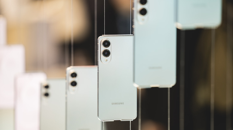Beyaz Samsung akıllı telefonlar