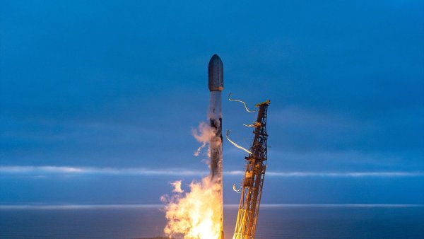SpaceX Falcon 9 Roketi 24 Starlink Uyduyu California'dan Fırlattı