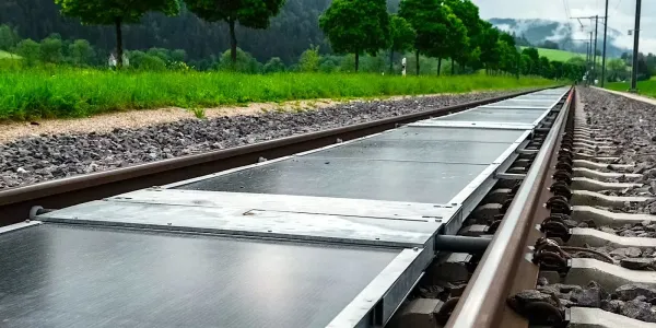 Raylar güneşe geçit vermiyor: İsviçre'de çığır açan pilot proje tren raylarına güneş paneli döşedi