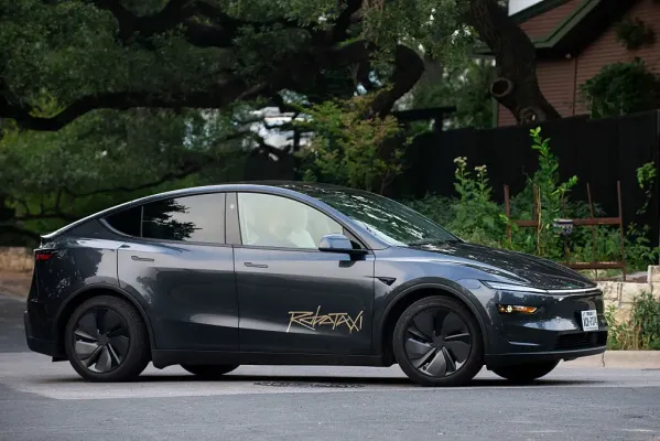 Tesla'nın Robotaksileri Geri Vitese Takıldı