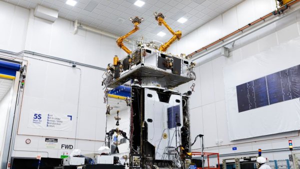 SpaceX, Robot Kollu Uydu Onarım Drone'unu Bugün Yörüngeye Fırlatıyor: Canlı İzleme Rehberi