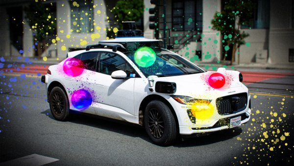 Waymo'da oyuncak silahla sürüş yapan iki genç polise yakalandı
