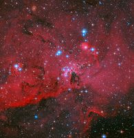Hubble’dan Yıldız Doğumevi LH 95’in Çarpıcı Görüntüsü: Kızıl Gaz Bulutu İçinde Parlayan Mavi ve Beyaz Yıldızlar