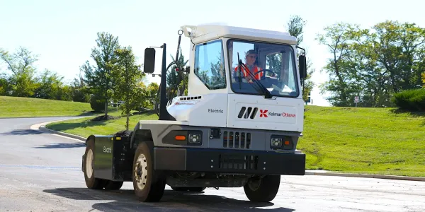 Kalmar Ottawa'nın Elektrikli T2 EV Terminal Traktörü Kanada'da Çalışmaya Başladı