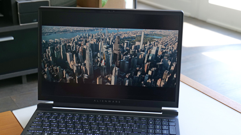 Alienware 15'in en büyük sorunlarından biri 15,3 inç LCD ekranının zayıf renk gamı
