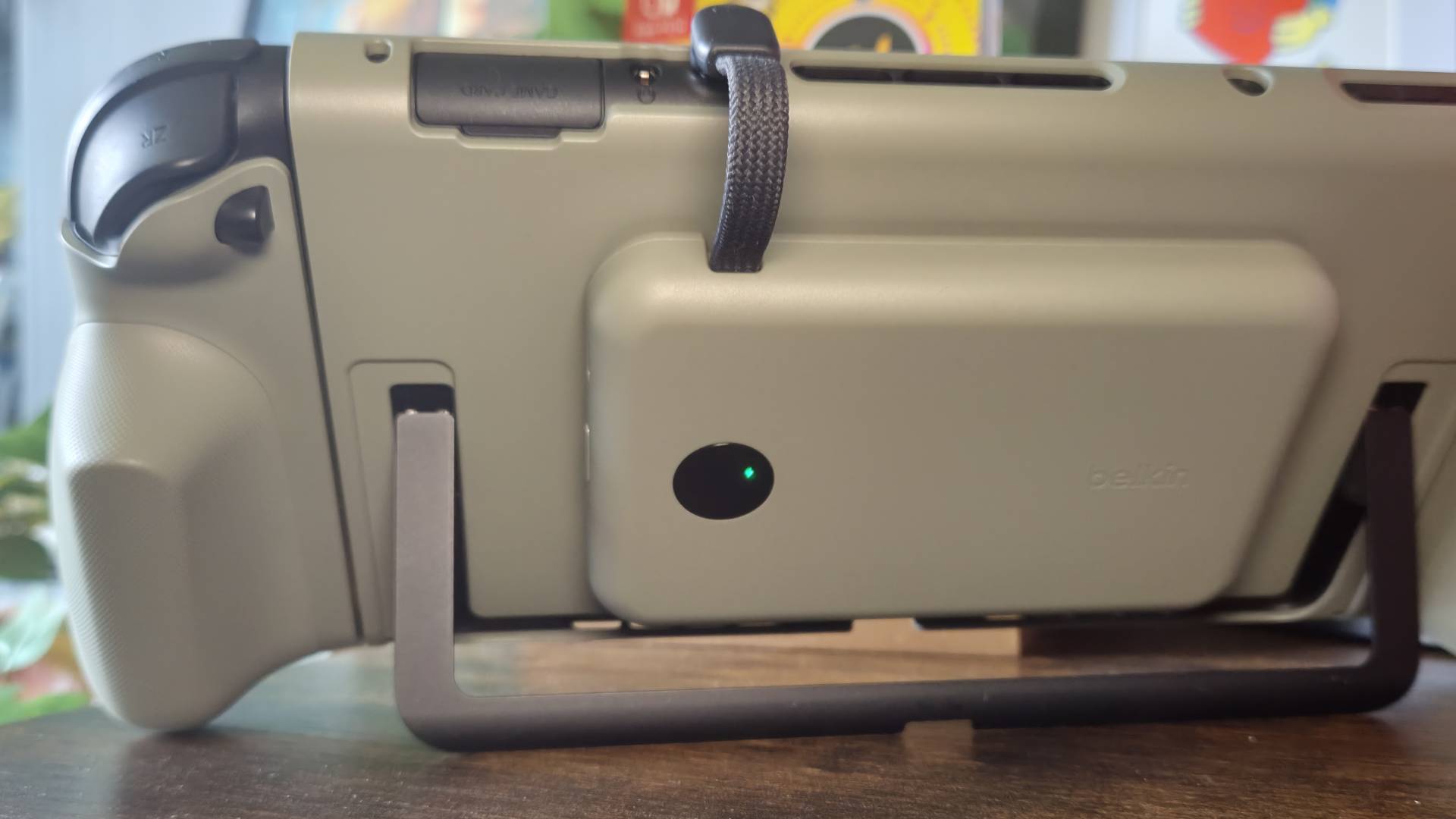 Belkin Şarj Tutacağı'nın Switch 2'nin arkasına takılmış hali.