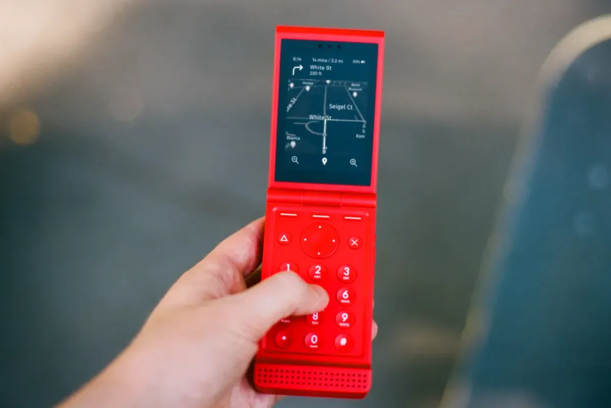 Light Renkli ve Ucuz Bir Kapaklı Telefon Çıkardı