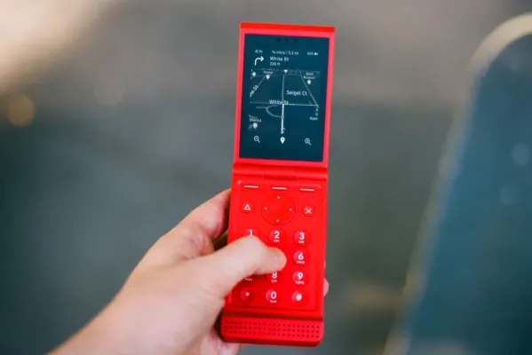 Light Renkli ve Ucuz Bir Kapaklı Telefon Çıkardı