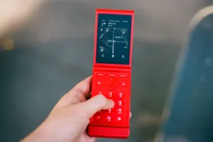 Light Renkli ve Ucuz Bir Kapaklı Telefon Çıkardı